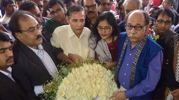 বাংলা একাডেমিতে কবি আল মাহমুদকে ফুলেল শ্রদ্ধা