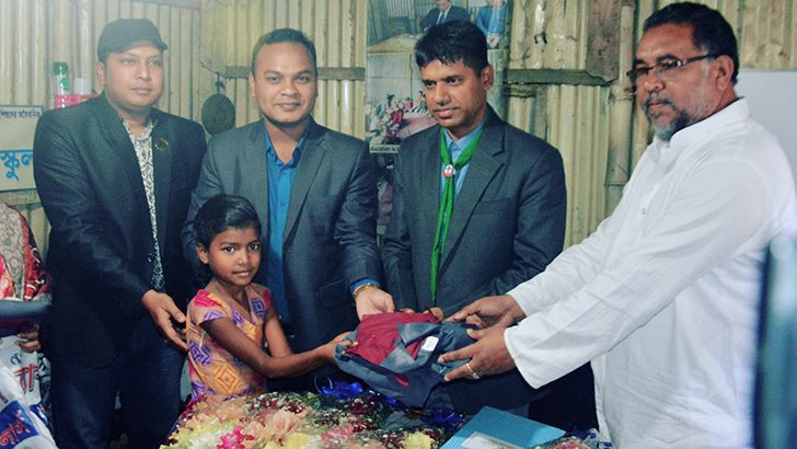 বিনামূল্যে স্কুল ড্রেস পেল সুবিধাবঞ্চিত শিশুরা