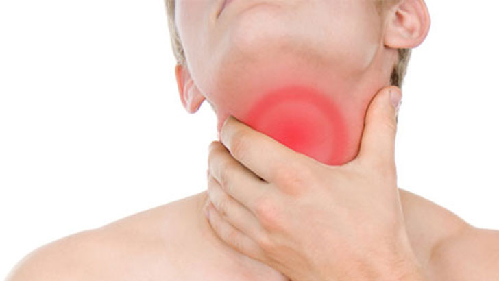 গলায় কিছু আটকে আছে মনে হয় কেন: কারণ ও উপশমের সহজ উপায়