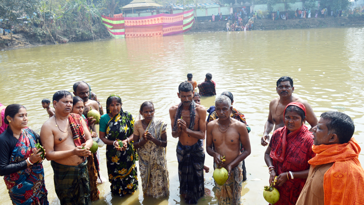 পাপ মোচনের আশায় বগুড়ায় পুণ্যস্নানে অর্ধ লক্ষাধিক পুণ্যার্থী