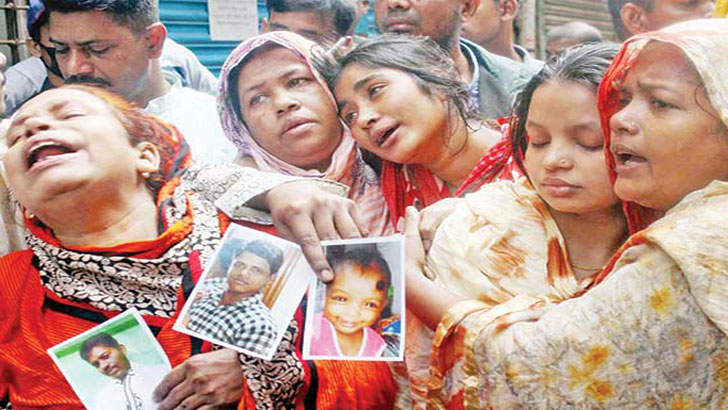 নিখোঁজ প্রিয় মানুষটিকে পেতে কেঁদে বুক ভাসাচ্ছেন স্বজনরা