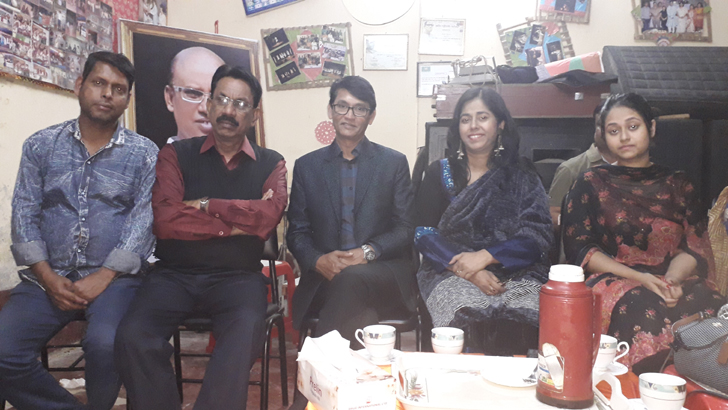 রাজবাড়ী ঘুরে গেলেন আজিজুল হাকিম দম্পতি