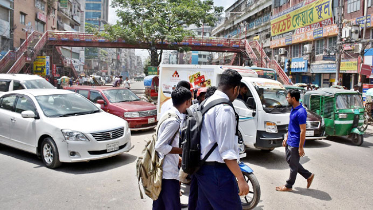 রাস্তা পার হওয়ার সময় যেসব নিয়ম মানা জরুরি