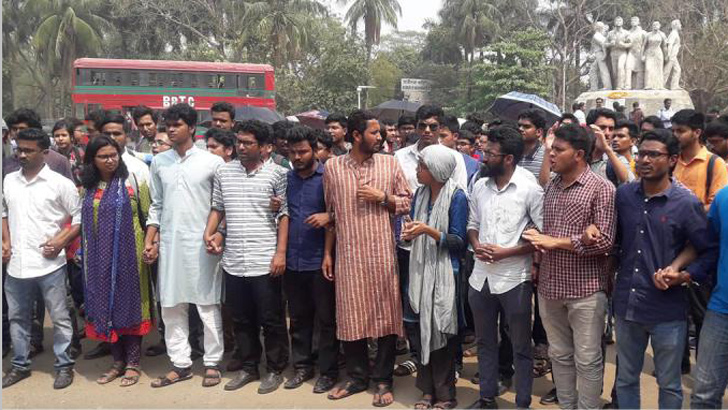 পুনঃভোট দাবিতে ঢাবিতে বিক্ষোভ মিছিল ৫ প্যানেলের