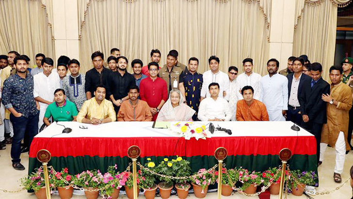 বার্গার দিয়ে নাশতা, খাসির রেজালা দিয়ে নৈশভোজ