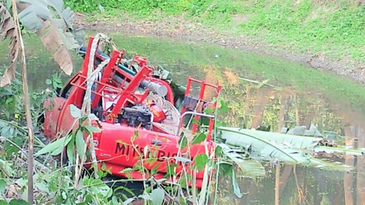 কোম্পানীগঞ্জে আগুন নেভাতে গিয়ে পুকুরে ফায়ার সার্ভিসের গাড়ি