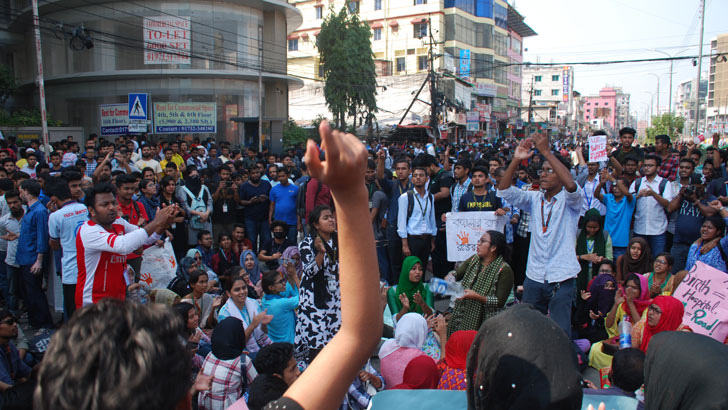 প্রগতি সরণি রোডে দ্রুত ফুটওভার ব্রিজ চায় শিক্ষার্থীরা