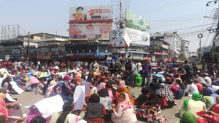 ওয়াসিম হত্যার প্রতিবাদে উত্তাল সিকৃবি,  শিক্ষার্থীদের সড়ক অবরোধ