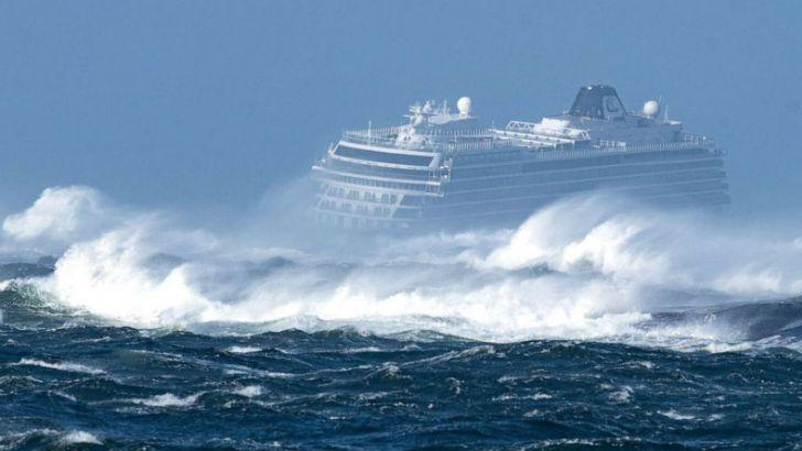 ১৩০০ যাত্রী নিয়ে সাগরে আটকা পড়ল প্রমোদতরী