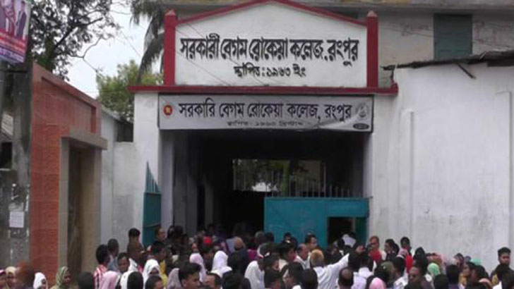 রংপুরে মোমবাতি জ্বালিয়ে এইচএসসি পরীক্ষা দিচ্ছেন শিক্ষার্থীরা