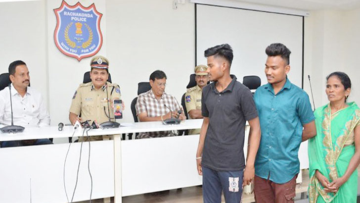 হারিয়ে যাওয়া সন্তানকে ফেসবুকে খুঁজে পেলেন মা