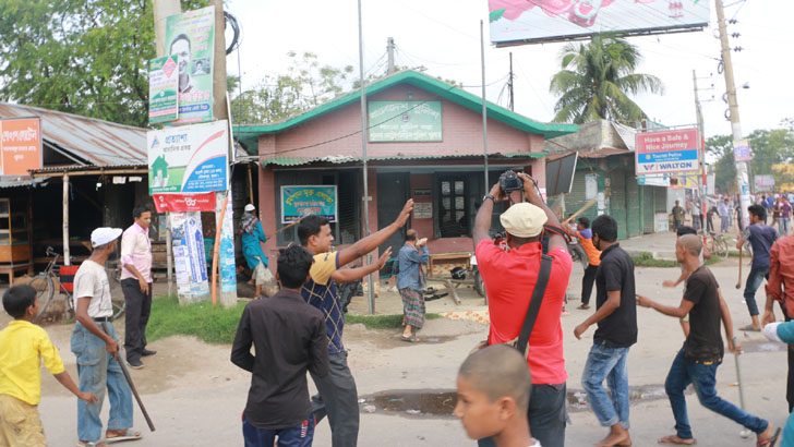 খুলনায় পুলিশ বক্সে শ্রমিকদের হামলা, আহত ১০