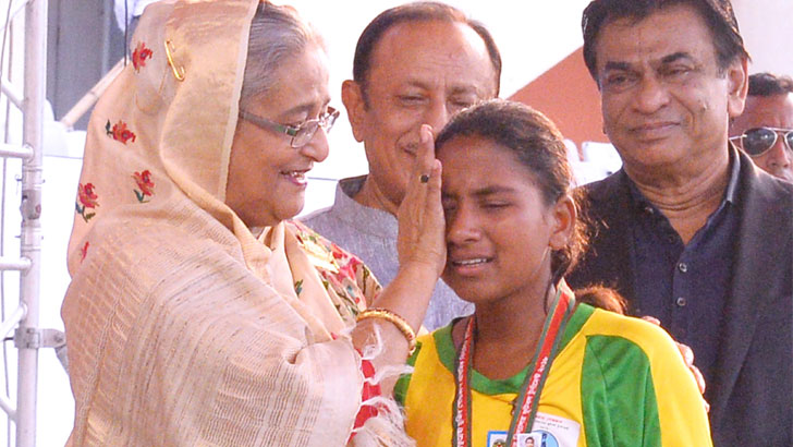 চোখের পানি মুছে দিলেন প্রধানমন্ত্রী