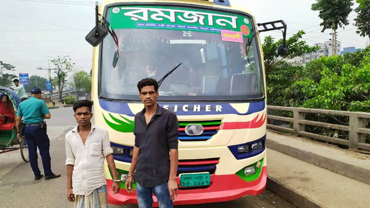 ডেমরায় ছাত্রের মগজ বের করে দিল বাস, শিক্ষার্থীদের অবরোধ