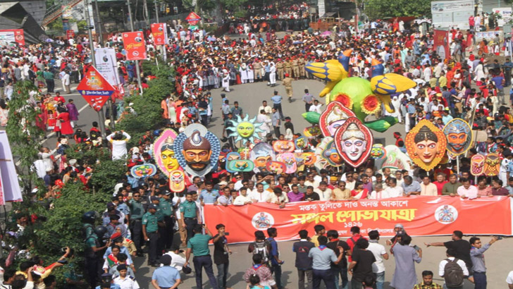 ‘মস্তক তুলিতে দাও অনন্ত আকাশে’