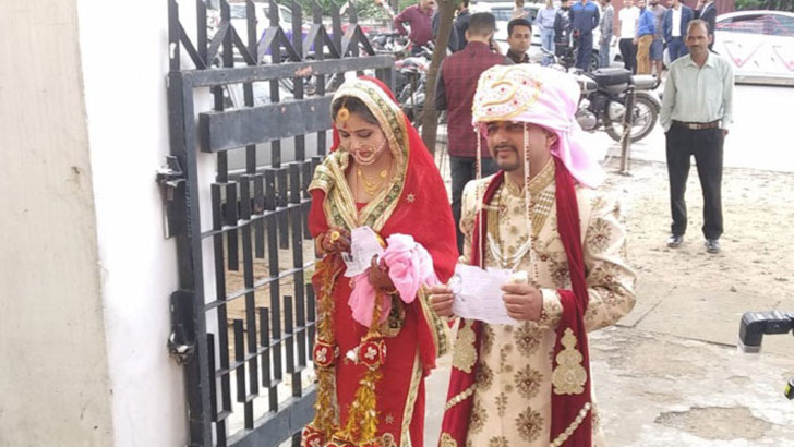 বিয়ে সেরেই সোজা ভোটকেন্দ্রে নবদম্পতি, ছবি ভাইরাল