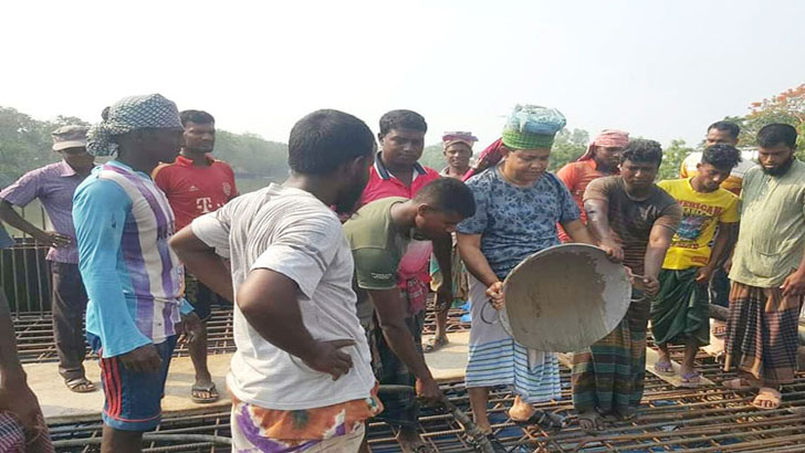 লুঙ্গি পরে শ্রমিকের বেশে সেতুর ঢালাই কাজে সাতক্ষীরার এমপি