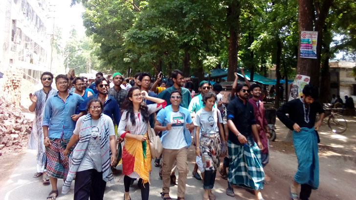 তীব্র দাবদাহ: রাবিতে প্যান্টের ওপর লুঙ্গি পরে মিছিল