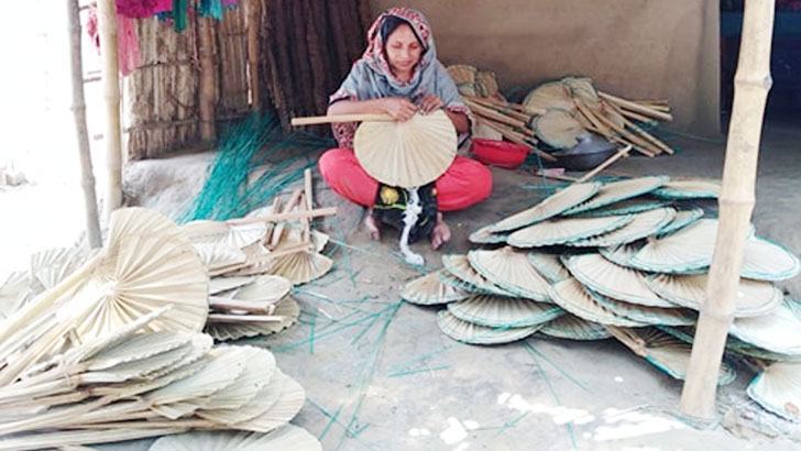 গরমে বেড়েছে তালপাখার কদর