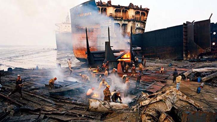 সীতাকুণ্ডে শিপ ব্রেকিং ইয়ার্ডে অগ্নিকাণ্ডে নিহত ১