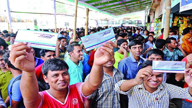 ঈদযাত্রায় বাসের আগাম টিকিট বিক্রি শুরু, কাউন্টারে উপচেপড়া ভিড়