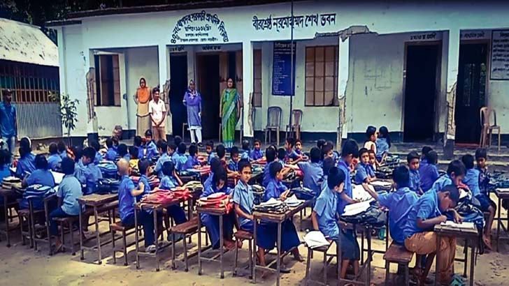 প্রচণ্ড তাপদাহেও নড়াইলে খোলা আকাশের নিচে ক্লাস করতে হচ্ছে শিশুদের