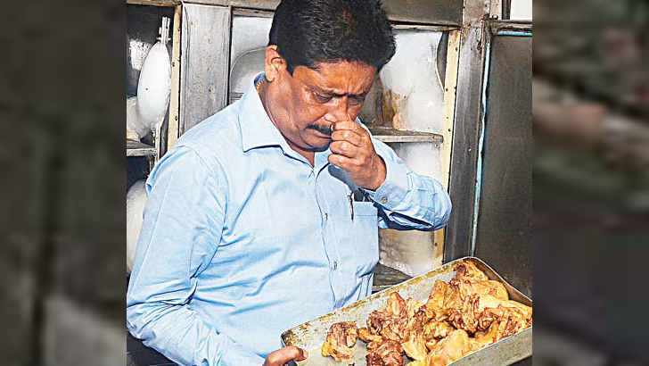 যাত্রাবাড়িতে রেস্টুরেন্টে বিক্রি হচ্ছে পঁচা-বাসি খাবার