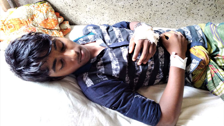 চেয়ারে বসায় ছাত্রের কব্জি কেটে দিলেন মাদ্রাসাশিক্ষক