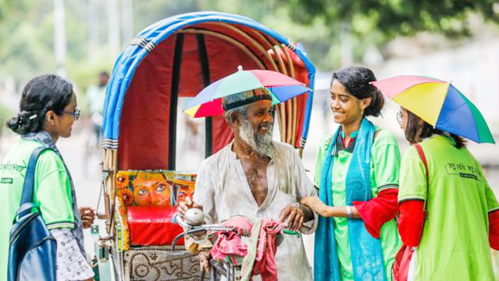 প্রচণ্ড গরমে শ্রমিকদের মুখে হাসি ফুটাচ্ছে লাল-সবুজের ছাতা