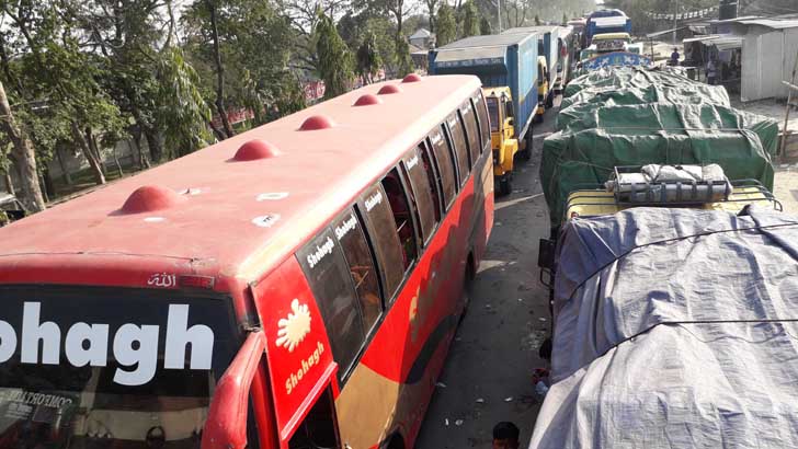 পাটুরিয়া-দৌলতদিয়া: পারাপারের অপেক্ষায় ৪ শতাধিক গাড়ি