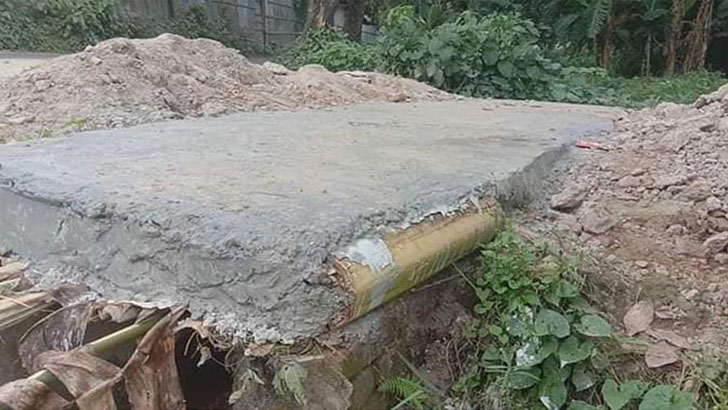 ফেনীতে কালভার্ট নির্মাণে এবার বাঁশ ও কলাগাছ!