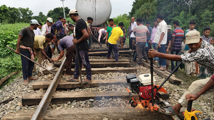 প্রকৌশলীর গাফলতিতে রাজশাহীতে ট্রেন দুর্ঘটনা