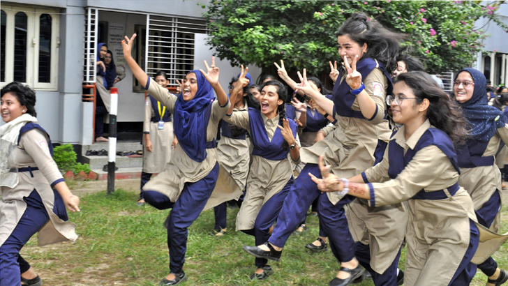 যে কারণে মেয়েদের তুলনায় ছেলেরা পিছিয়ে পড়ছে