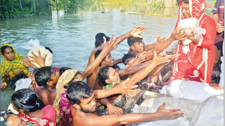 ত্রাণের জন্য হাহাকার, নৌকা দেখলেই ছুটে যাচ্ছেন বানভাসিরা