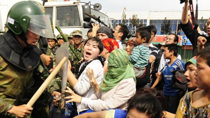 Kun qizi yalangoch porno Veb-porno tomosha qilishni taklif qiladi