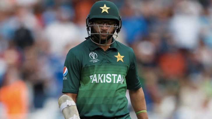 নারীঘটিত ঘটনায় অনুতপ্ত ইমাম-উল-হক