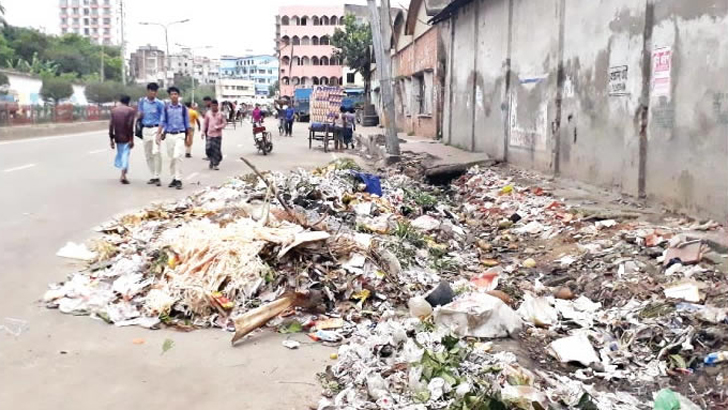 মেয়র আনিসুল হক সড়কে ময়লার ভাগাড়