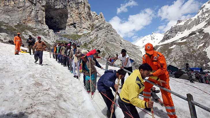 হিন্দু তীর্থযাত্রী ও পর্যটকদের কাশ্মীর ছাড়ার নির্দেশ
