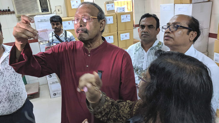 ডেঙ্গু ঠেকাতে পুরুষ বন্ধ্যাকরণ এডিস মশা ছাড়বেন বিজ্ঞান ও প্রযুক্তিমন্ত্রী