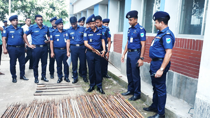 টেঁটাযুদ্ধ বন্ধে পুলিশের অভিযানে ১৪০ টেঁটা- ৬২ বোমা উদ্ধার