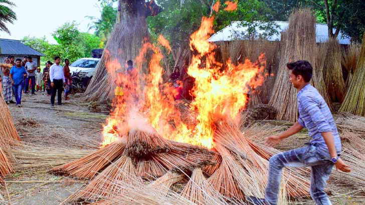 মহম্মদপুরে স্কুলের মাঠে সভাপতির পাটকাঠি পুড়িয়ে ধ্বংস