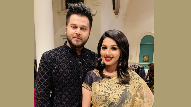 নিউইয়র্ক ফ্যাশন উইকে মোনালিসা