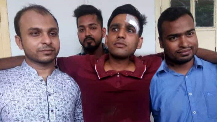 ছাত্রলীগ সভাপতির গাড়িতে ওঠা নিয়ে মাথা ফাটল দুই সহ-সভাপতির
