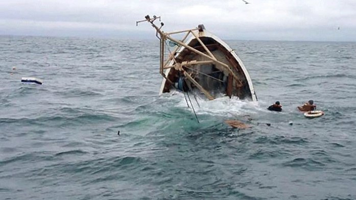 অর্ধশত ছাত্রী নিয়ে শীতলক্ষ্যা নদীতে ডুবে গেল নৌকা