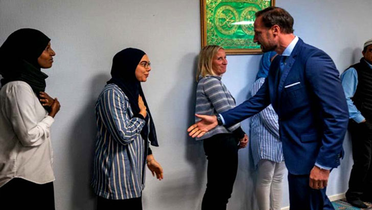 প্রিন্সের সঙ্গে হ্যান্ডশেক না করে আলোচনায় ৩ মুসলিম নারী