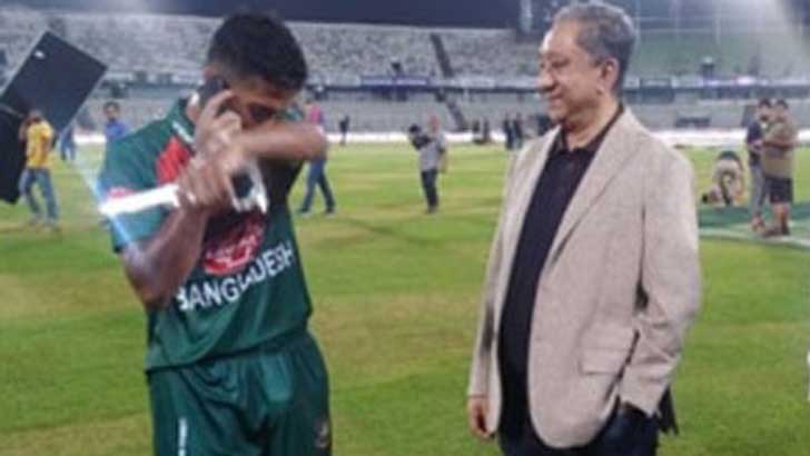 প্রধানমন্ত্রীর ফোনে কাঁদলেন আফিফ!