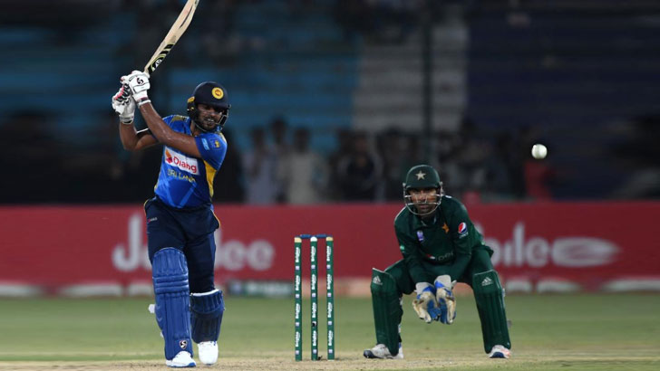 অবিশ্বাস্য ব্যাটিংয়ের পর ৪ রানের আক্ষেপ জয়সুরিয়ার