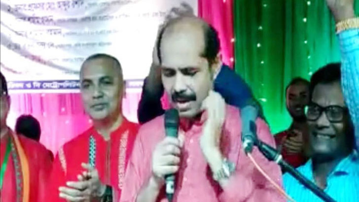 এবার গান গেয়ে পূজার মণ্ডপ মাতালেন মেয়র আতিক (ভিডিও)