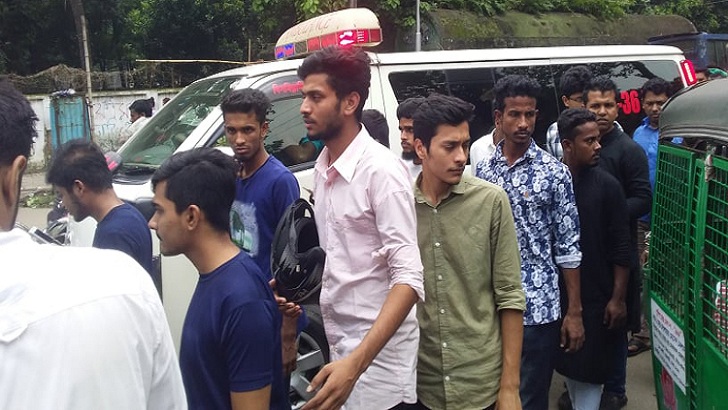 আবরার হত্যা: অ্যাম্বুলেন্স আটকে রেখে ছাত্রলীগের শোকর‌্যালি (ভিডিও)