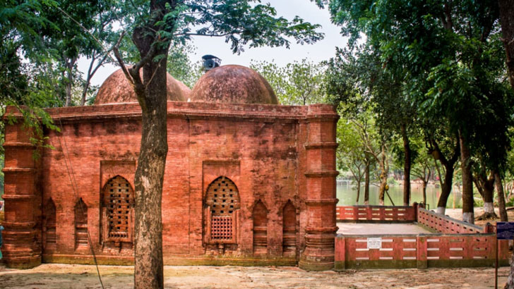 একটি মসজিদের পাশ দিয়ে যেত গলাকাটা ঘোড়া, জেনে নিন!